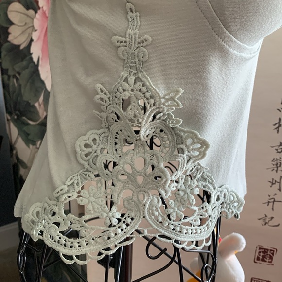 Crop cami with lace detail and back zipper - Picture 3 of 3